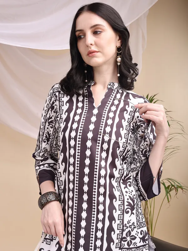 Black_Modern_Printed_Rayon_Slim_Fit_Corset_Saree_for_Women