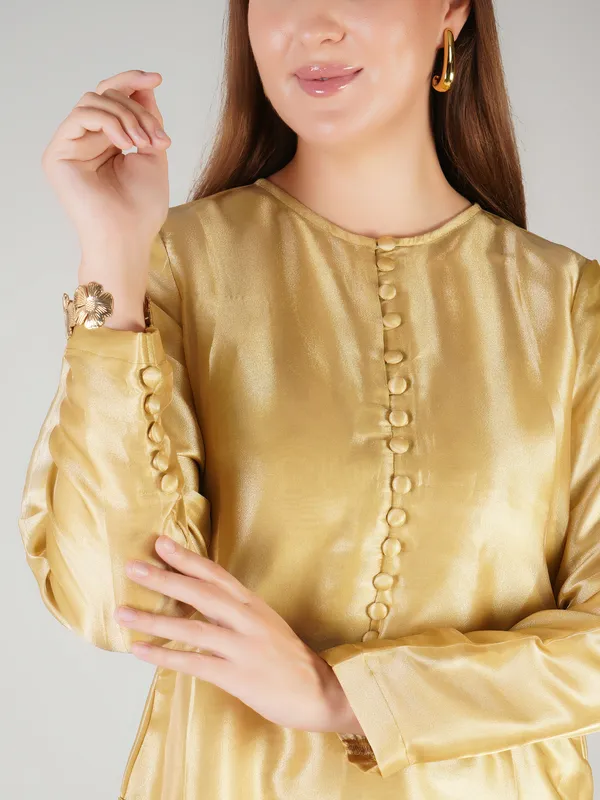 The_Sovereign_Gold_Tissue_Suit_Set