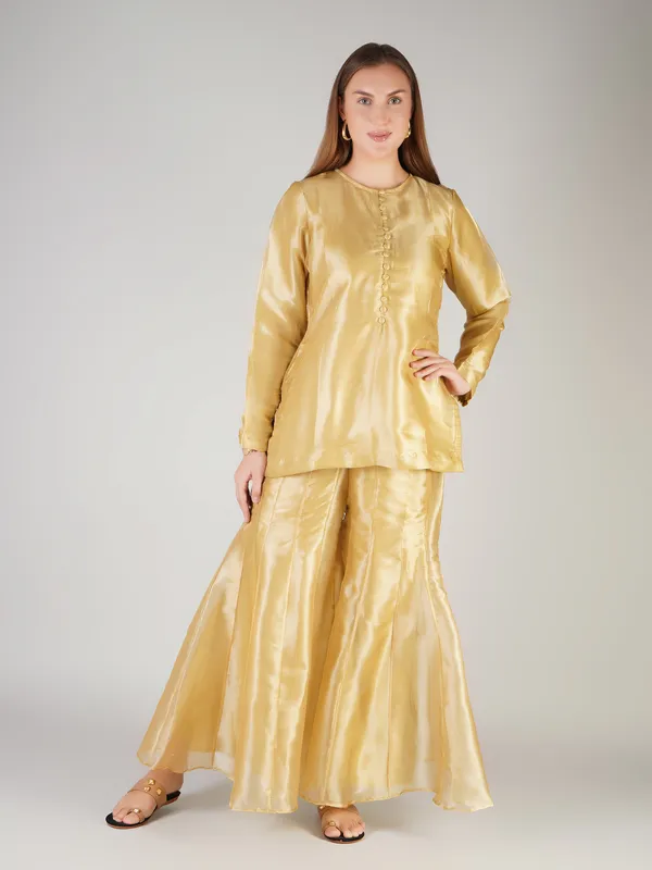 The_Sovereign_Gold_Tissue_Suit_Set