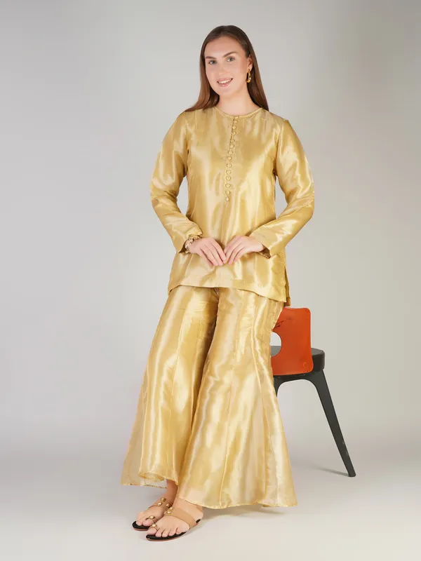 The_Sovereign_Gold_Tissue_Suit_Set