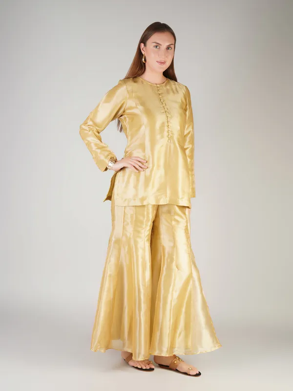 The_Sovereign_Gold_Tissue_Suit_Set