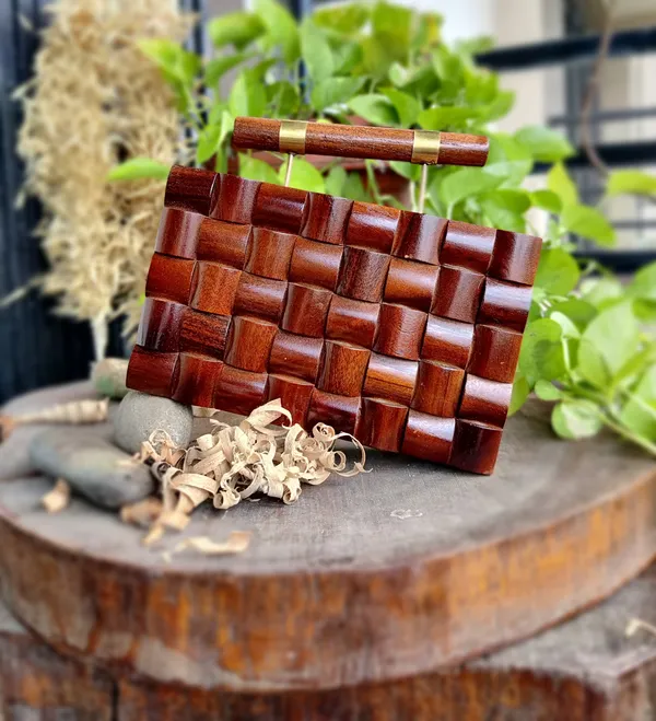 Brown_Checkered_Handbag_In_Acacia_Wood_For_Women