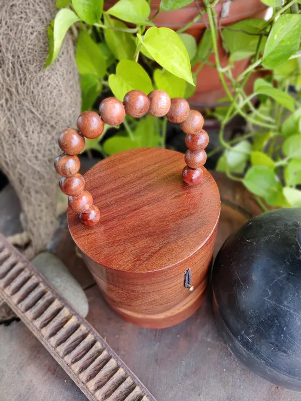 Brown_Chic_Bucket_Bag_In_Acacia_Wood_For_Women