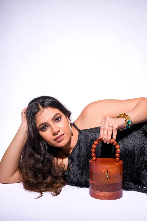 Brown_Chic_Bucket_Bag_In_Acacia_Wood_For_Women