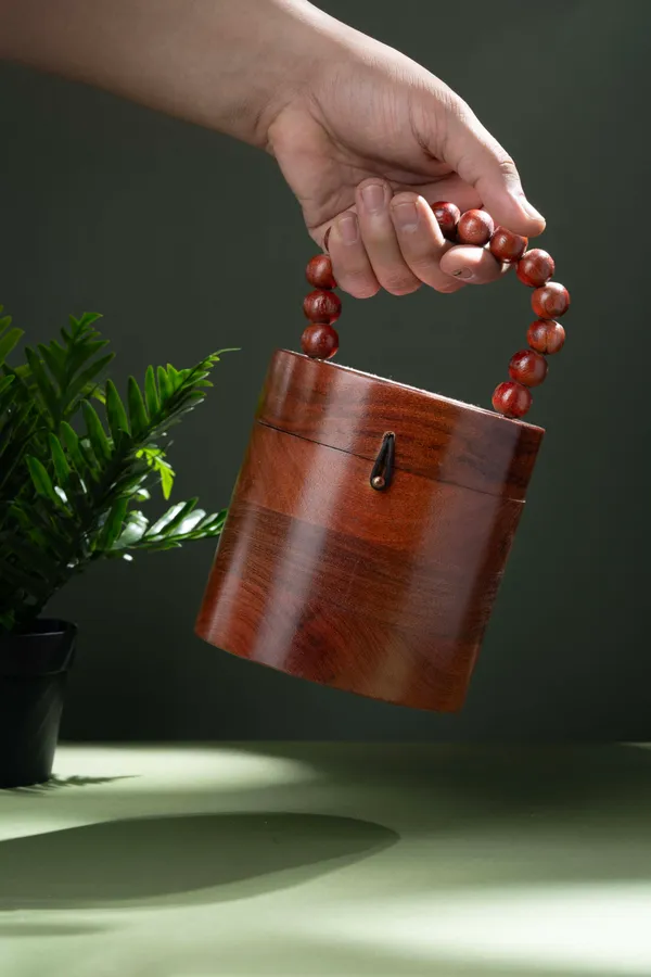 Brown_Chic_Bucket_Bag_In_Acacia_Wood_For_Women