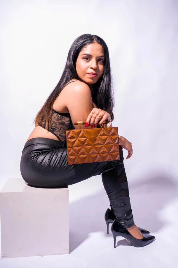 Brown_Hand_Carved_Triangular_Pattern_Bag_With_Dowel_Handle_For_Women