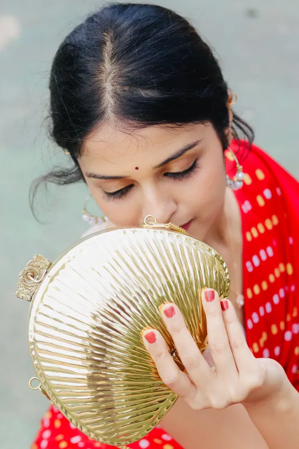 Gold_Ethnic_Brass_Bag_In_Shell_Shape_For_Women
