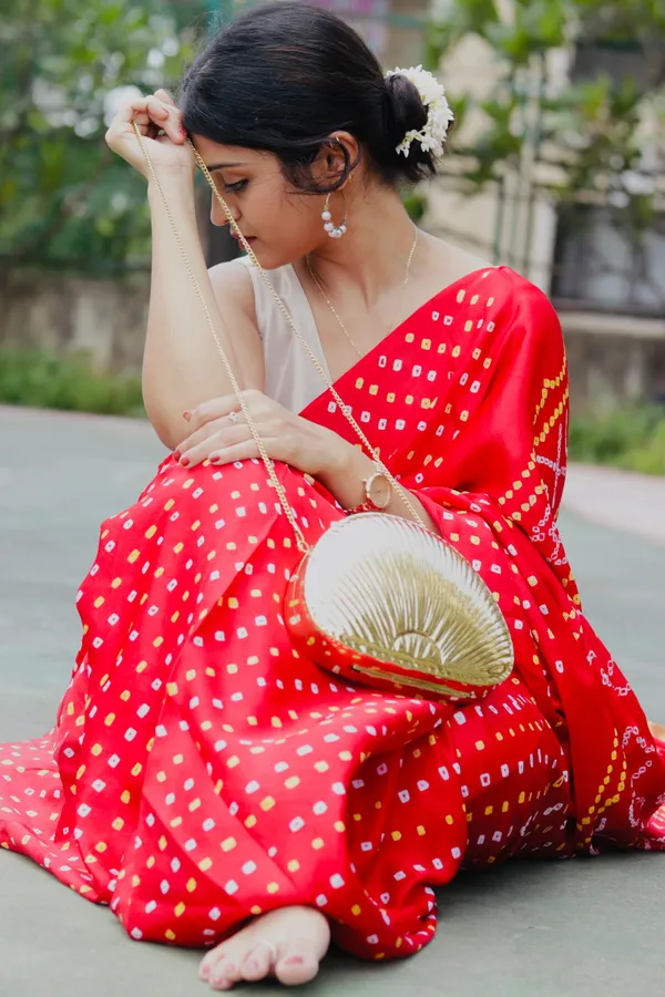 Gold_Ethnic_Brass_Bag_In_Shell_Shape_For_Women