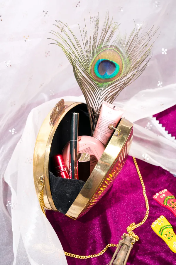 Gold_Ethnic_Brass_Bag_In_Shell_Shape_For_Women