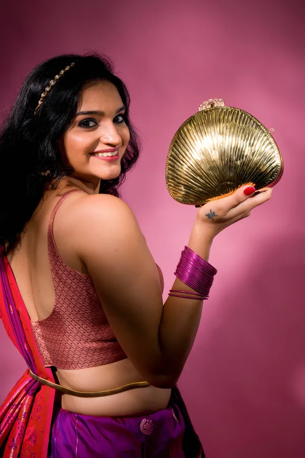 Gold_Ethnic_Brass_Bag_In_Shell_Shape_For_Women