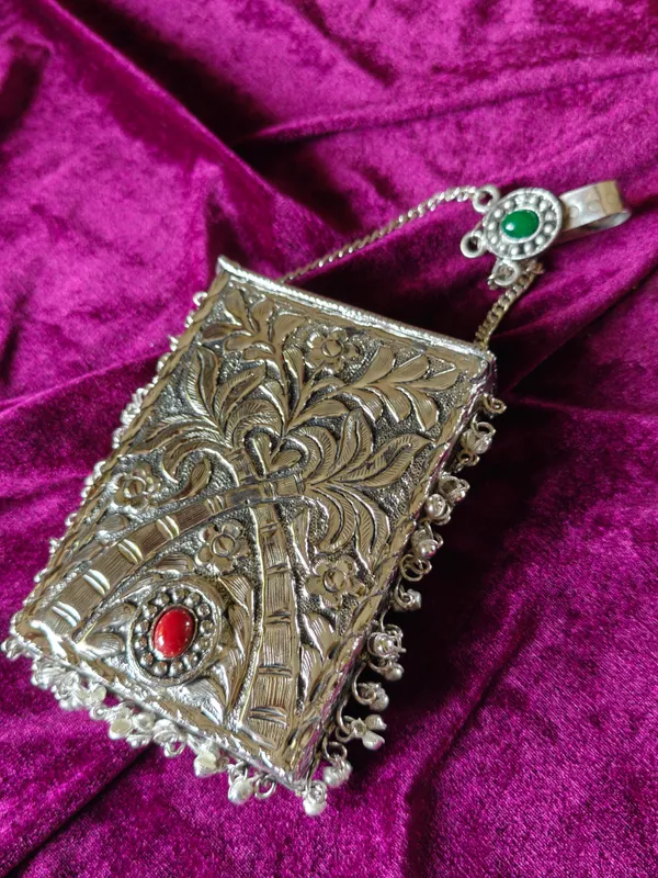 Silver_Handcrafted_Tropical_Brass_Silver_Tone_Mobile_Pouch_For_Women