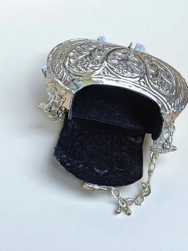 Silver_Oval_Ethnic_Handbag_In_Silver_Shade_Tassels_And_Ornate_Ghungroo_Sling_Chain_For_Women