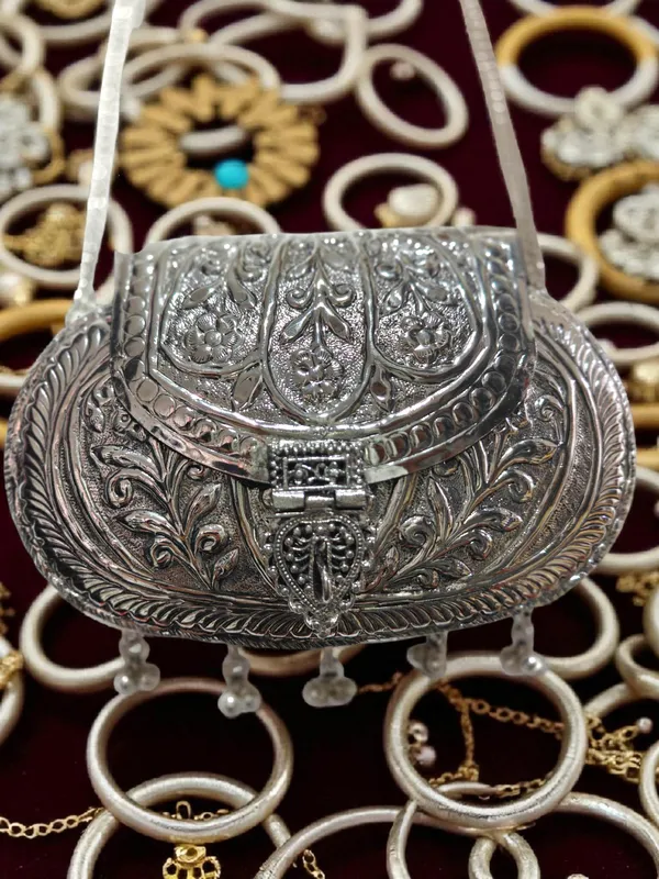 Silver_Oval_Ethnic_Handbag_In_Silver_Shade_Tassels_And_Ornate_Ghungroo_Sling_Chain_For_Women