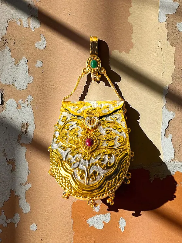 Gold_Oval_Shaped_Mobile_Challa_In_Dual_Tone_And_Ghungroo_Latkans_For_Women