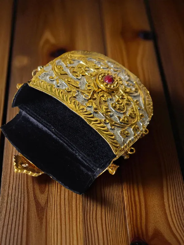 Gold_Oval_Shaped_Mobile_Challa_In_Dual_Tone_And_Ghungroo_Latkans_For_Women