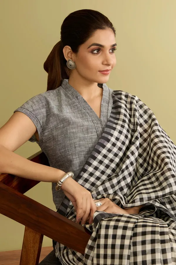 Traditional_Linen_Cotton_Saree_–_Perfect_for_Daily_&_Festive_Wear_–_Soft_&_Lightweight