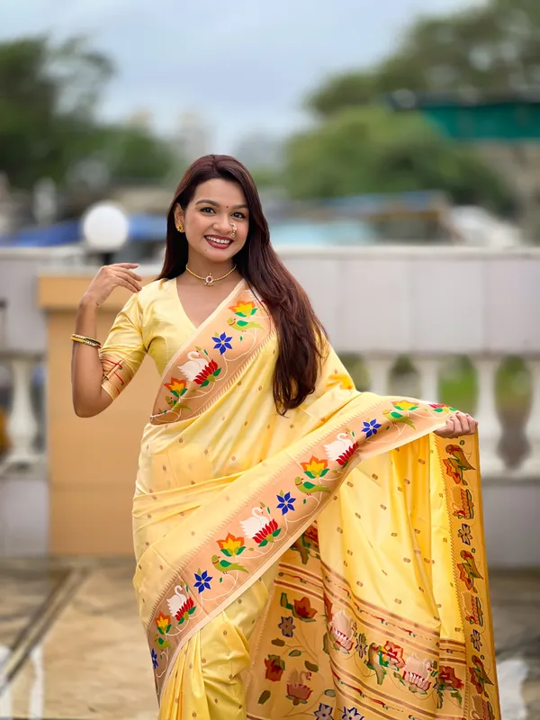 Cream_Soft_Pethani_Silk_Saree_With_Zari_Weaving_Motifs_Design_And_Meenakari_Weaving_Rich_Pallu_With_Meenakari_Weaving_Border_And_Tassels_Attached_At_Pallu_End_Blouse_For_Women