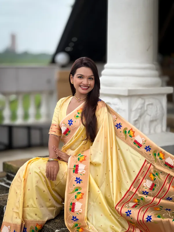 Cream_Soft_Pethani_Silk_Saree_With_Zari_Weaving_Motifs_Design_And_Meenakari_Weaving_Rich_Pallu_With_Meenakari_Weaving_Border_And_Tassels_Attached_At_Pallu_End_Blouse_For_Women