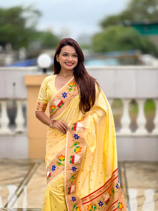 Cream_Soft_Pethani_Silk_Saree_With_Zari_Weaving_Motifs_Design_And_Meenakari_Weaving_Rich_Pallu_With_Meenakari_Weaving_Border_And_Tassels_Attached_At_Pallu_End_Blouse_For_Women
