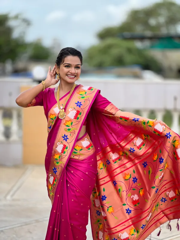 Magenta_Soft_Pethani_Silk_Saree_With_Zari_Weaving_Motifs_Design_And_Meenakari_Weaving_Rich_Pallu_With_Meenakari_Weaving_Border_And_Tassels_Attached_At_Pallu_End_Blouse_For_Women