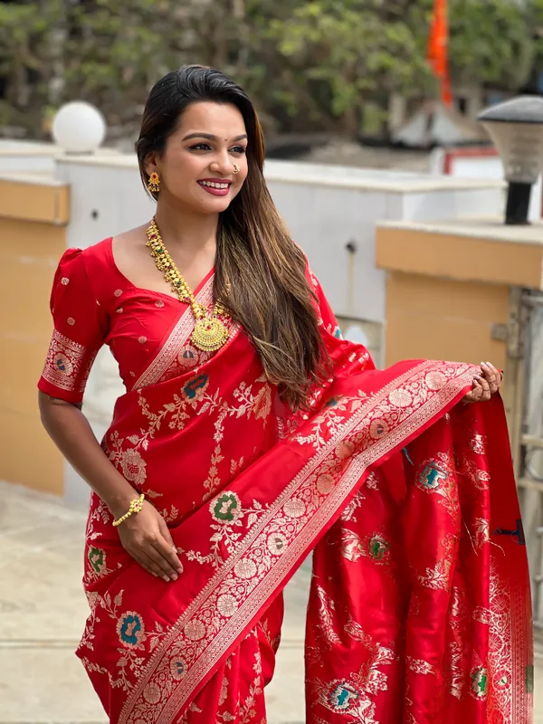 Red_Soft_Banarasi_Silk_Saree_With_Zari_Weaving_Meenakari_Touchup_Design_All_Over_The_Saree_And_Meenakari_Weaving_Rich_Pallu_For_Women