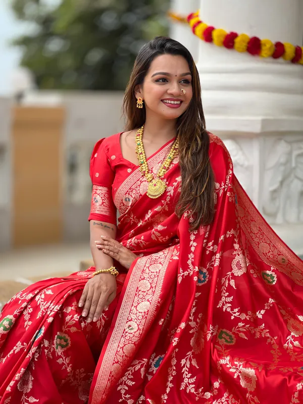 Red_Soft_Banarasi_Silk_Saree_With_Zari_Weaving_Meenakari_Touchup_Design_All_Over_The_Saree_And_Meenakari_Weaving_Rich_Pallu_For_Women