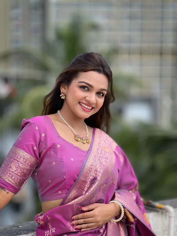 Onion_Soft_Banarasi_Silk_Saree_With_Zari_Weaving_Meenakari_Touchup_Design_All_Over_The_Saree_And_Meenakari_Weaving_Rich_Pallu_For_Women