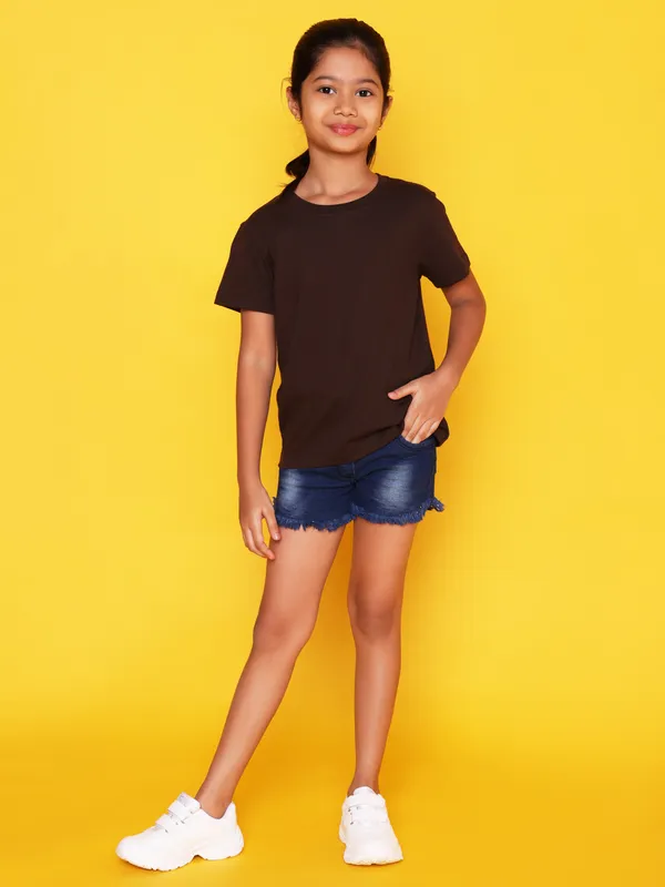 Brown_Solid_Round_Neck_Half_Sleeves_T-Shirt_For_Girls