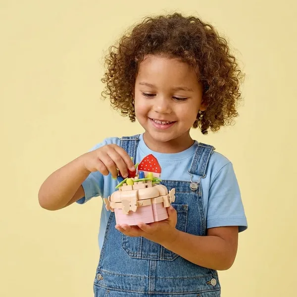 Building_Blocks_Cake_Model_Set_162_Pieces_Bakery_Theme_Strawberry_House_Design_Beige