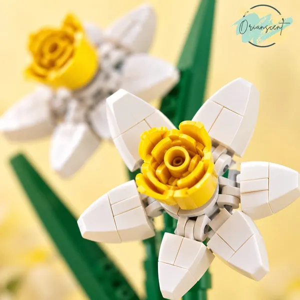 DIY_White_Daffodil_Flower_Building_Block_Set_–_111_Pieces