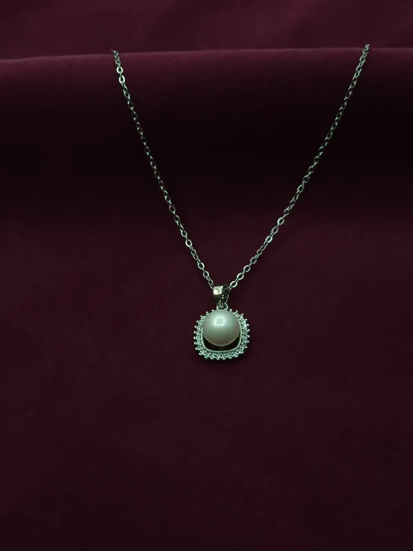 Silver_Regal_Pearl_Crown_Necklace_For_Women