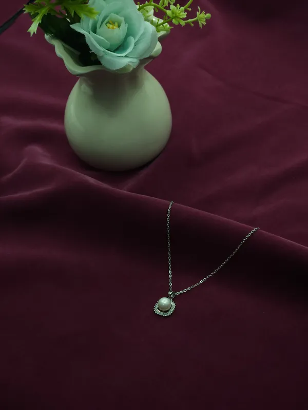 Silver_Regal_Pearl_Crown_Necklace_For_Women
