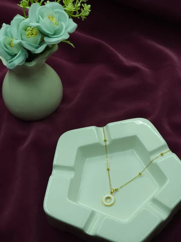 Gold_Halo_Circle_Pendant_Necklace_For_Women