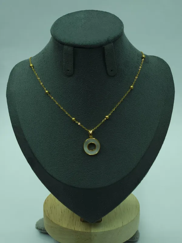 Gold_Halo_Circle_Pendant_Necklace_For_Women