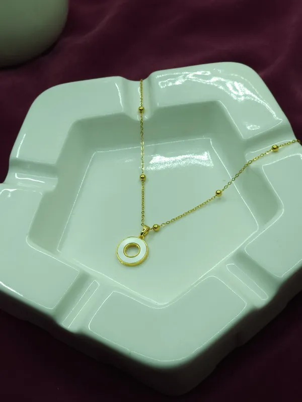 Gold_Halo_Circle_Pendant_Necklace_For_Women