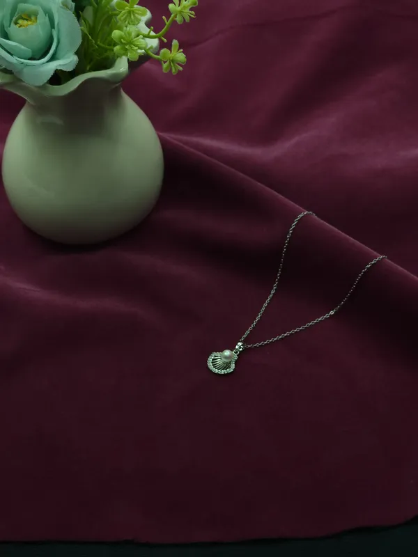 Silver_Pearl_Shell_Pendant_Necklace_For_Women