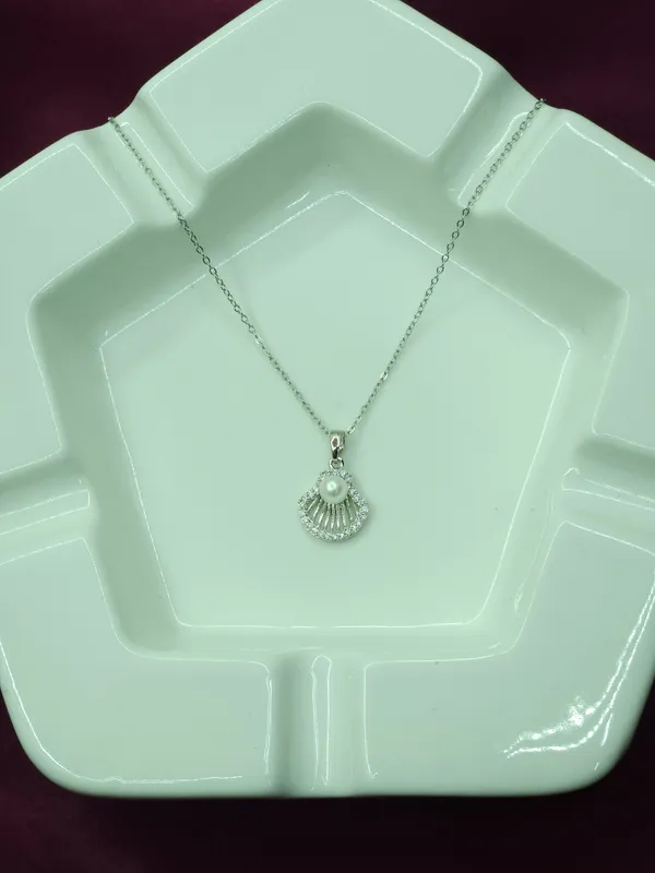 Silver_Pearl_Shell_Pendant_Necklace_For_Women