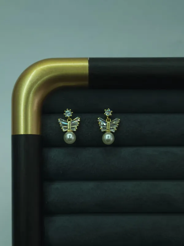 Gold_Ivora_Crystal_Pearl_Studs_For_Women