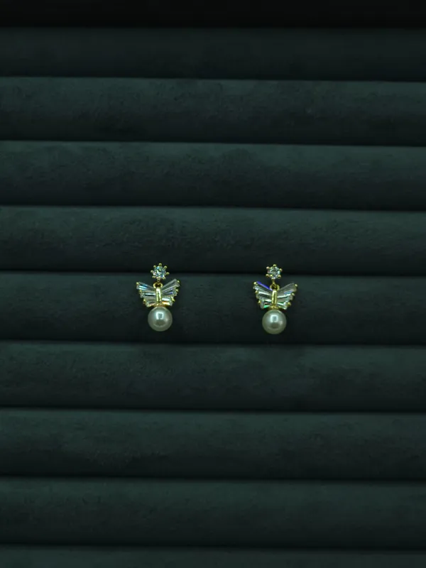 Gold_Ivora_Crystal_Pearl_Studs_For_Women