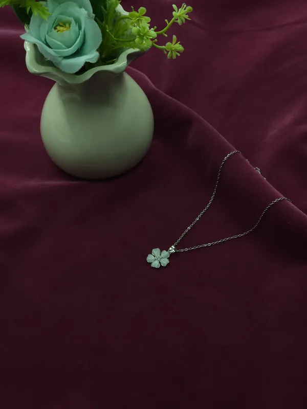 Silver_Petal_Glow_Heart_Blossom_Necklace_For_Women