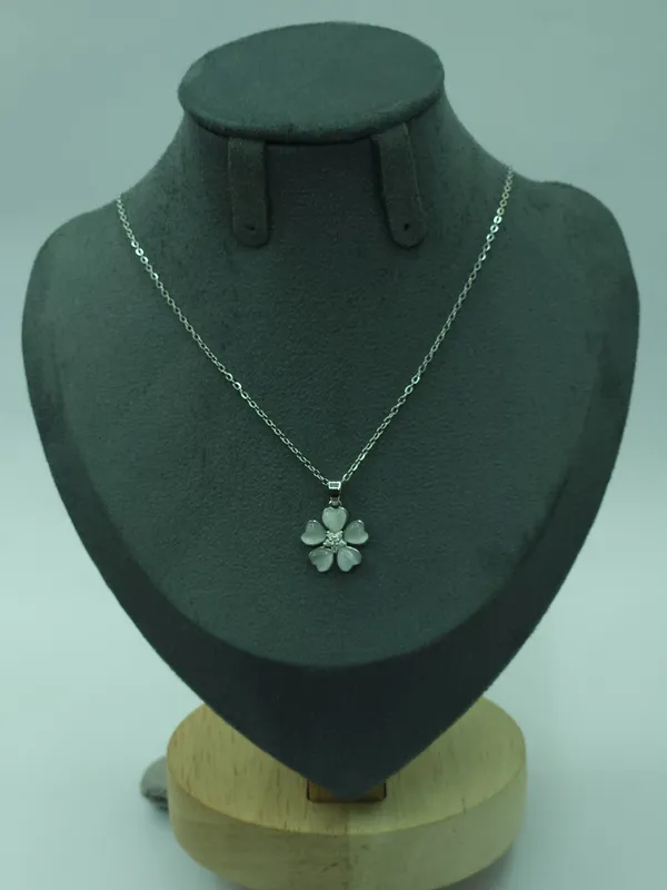 Silver_Petal_Glow_Heart_Blossom_Necklace_For_Women