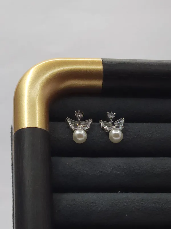 Silver_Ivora_Crystal_Pearl_Studs_For_Women