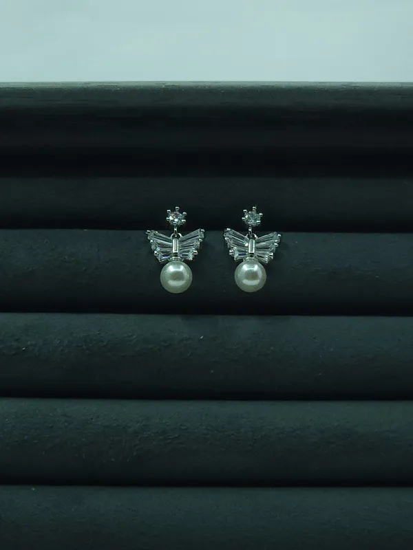 Silver_Ivora_Crystal_Pearl_Studs_For_Women