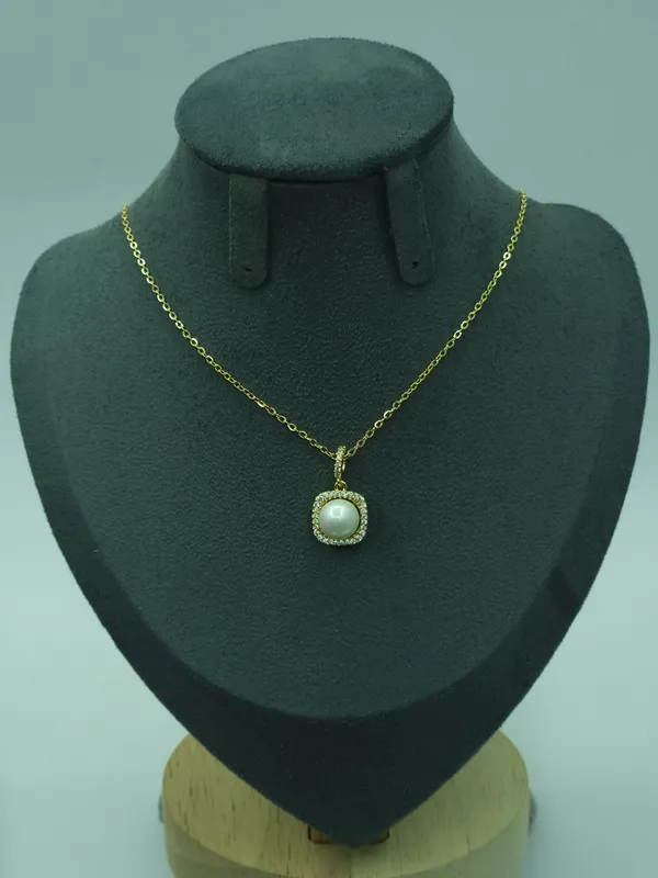 Gold_Pearl_Halo_Pendant_Necklace_For_Women
