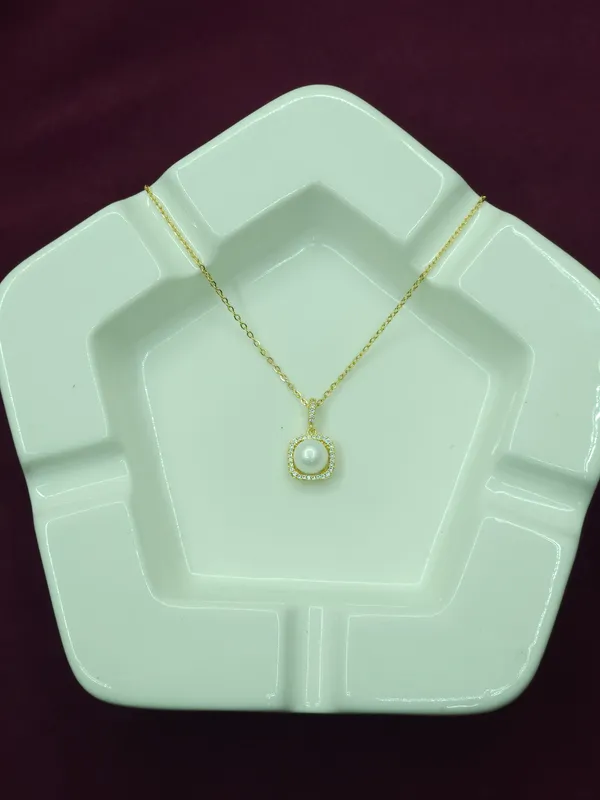 Gold_Pearl_Halo_Pendant_Necklace_For_Women