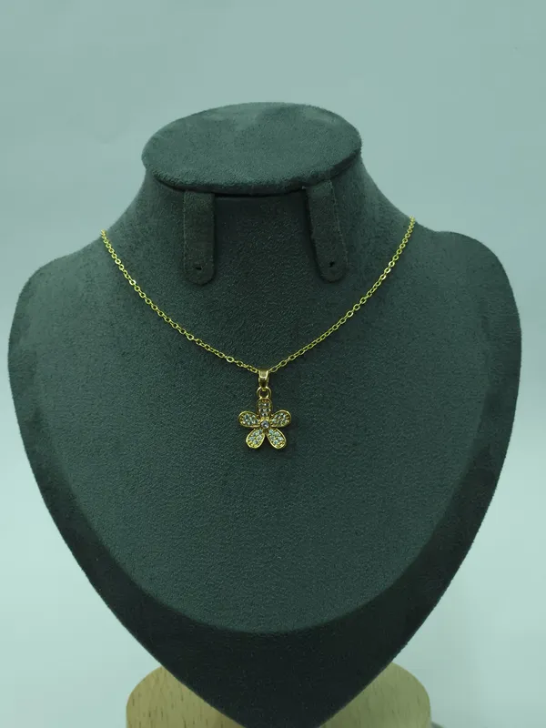Gold_Celestia_Solitaire_Pendant_Necklace_For_Women