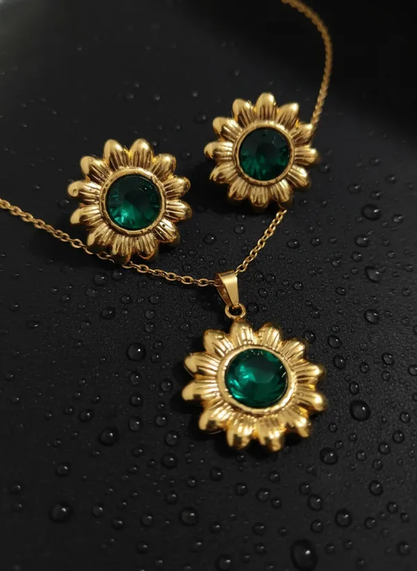 Gold_Alloy_Jewelry_Set_For_Women