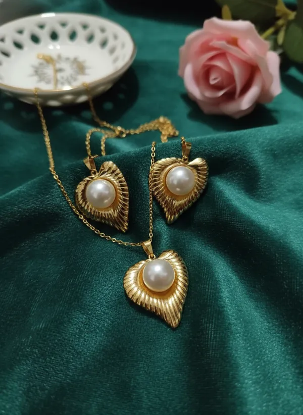 Gold_Stainless_Steel_Pendant_Necklace_Set_For_Women
