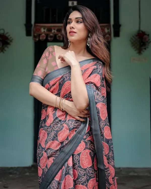 Charcoal_Black_Pure_Cotton_Linen_Saree_with_Leafy_Paisley_Print_And_Tassel_Detailing_With_Unstitched_Blouse