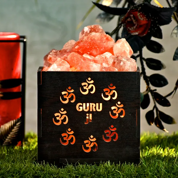 Zenn_Aura_Guru_Ji_Face_Himalayan_Rock_Salt_Wooden_Basket_Lamp_|_Blessings_&_Peace_(Wooden_5"_x_5")